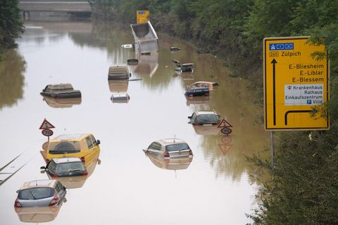 Überflutete Bundesstraße in der Eifel