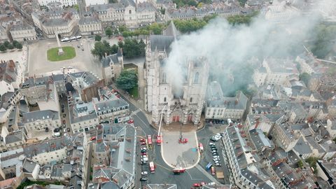 Rauch steigt aus dem Dach der Kathedrale von Nantes
