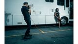 Sängerin Normani posiert für Adams vor einem Tourbus.