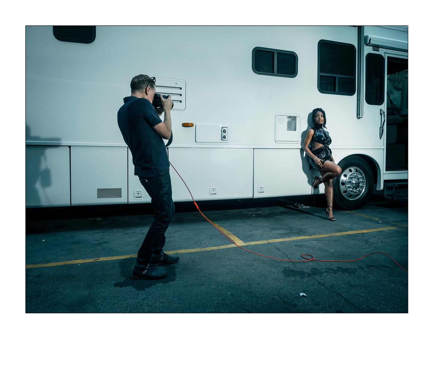 Sängerin Normani posiert für Adams vor einem Tourbus.