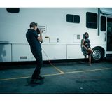 Sängerin Normani posiert für Adams vor einem Tourbus.