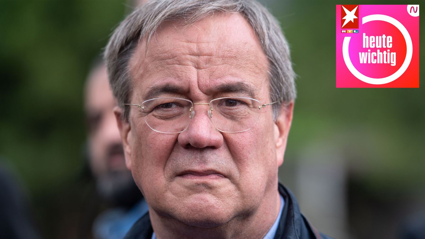Ein weißer, älterer Mann mit angegrautem Seitenscheitel und randloser Brille schaut ernst