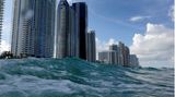 Sunny Isles, USA. Was hier noch aufgrund der Perspektive bedrohlich aussieht, könnte in einigen Jahrzehnten der Normalzustand werden: dass die Hochhäuser auf Meeresniveau von Wellen umspült sein werden - davor jedenfalls warnt der neueste UN-Klimabericht.