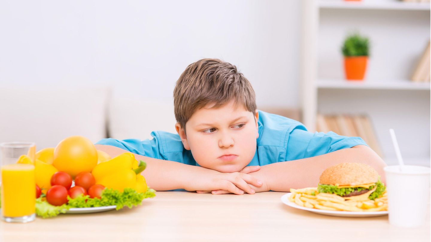 Hilfe bei privaten Problemen oder Schulstress  Die U11 ist, wie die U10 auch, freiwillig. Doch die Ärzte empfehlen diese Untersuchung ebenfalls, weil sonst wieder mehrere Jahre bis zum nächsten Check vergehen. Bei der U11 ist das Kind in der dritten oder vierten Klasse. Der Arzt möchte wissen, ob das Verhalten des Kindes im Alltag in irgendeiner Form auffällig ist und gibt den Eltern Tipps, wie sie mit möglichen Schwierigkeiten umgehen können. Er interessiert sich auch dafür, wie das Kind den Schulalltag erlebt. Stress und Leistungsdruck machen auch Kindern zu schaffen. Falls erforderlich, berät er die Eltern dabei, wie sie mit solchen Problemen besser umgehen.  Ernährung und Sport  Nicht unwichtig in dem Alter ist auch die Ernährung: Übergewicht kommt bei Kindern nicht selten vor. Hier kann der Arzt die Eltern ebenfalls beraten und ihnen Tipps für eine ausgewogene Ernährung oder mehr Bewegung geben. Prinzipiell erfolgen die gleichen Untersuchungen wie bei der U10. Bei der gründlichen körperlichen Untersuchung achtet der Arzt insbesondere darauf, wie sich das wachsende Skelett und die beginnende Pubertät entwickelt. Der Mediziner schaut sich auch die Zähne, den Kiefer und den Mund genau an. Falls etwas nicht in Ordnung ist, überweist er an einen Facharzt. Und nicht zuletzt spricht er Themen wie Sexualität und Drogenkonsum an und ermuntert das Kind, Fragen zu stellen, die es sich sonst vielleicht nicht zu stellen traut.