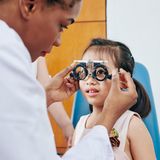 Adler- oder Maulwurfaugen?  Diese Untersuchung ist seit einigen Jahren Teil der kostenlosen Vorsorgechecks: Bis Ende Juni 2008 mussten Eltern die U7a aus eigener Tasche bezahlen. Oder sie mussten nach der U7 zwei Jahre warten, bis sie zur U8 gehen konnten. Seit dem 1. Juli 2008 können Eltern ihr dreijähriges Kind auf Kassenkosten untersuchen lassen. Bei der U7a schaut der Kinderarzt, ob zum Beispiel Hautausschlag oder Atemprobleme auf Allergien deuten. Er fragt, ob das Kind Probleme hat, ein- oder durchzuschlafen, ob es häufig weint oder schreit. Er will auch wissen, ob es Schmerzen beim Kauen hat und ob die Zähne gesund sind.  Wie bei allen Untersuchungen misst und wiegt der Arzt das Kind. Neigt es zu Übergewicht, wird er mit den Eltern über gesunde Ernährung sprechen. Zudem untersucht er Herz, Lungen und Geschlechtsorgane. Und er testet, ob die Muskeln und Nerven richtig reagieren. Der Kinderarzt prüft auch, wie gut das Kind jetzt spricht, zum Beispiel ob es bestimmte Laute bilden und Dinge richtig benennen kann. Neben dem Hörvermögen testet er, ob das Kind gut sehen kann, auch ob es räumlich sehen kann, oder ob es eine Brille benötigt. Der Arzt wird die Eltern ausführlich befragen, ob das Kind zwischenzeitlich krank war oder operiert wurde und ob die Eltern insgesamt zufrieden damit sind, wie es sich entwickelt und verhält.