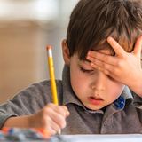 Freiwillige Zusatzuntersuchungen  Seit 2006 bekommen Kinder und Jugendliche ein zusätzliches grünes Vorsorgeheft für vier weitere Vorsorgeuntersuchungen, für die aber nicht alle gesetzlichen Krankenkassen die Kosten übernehmen. Hier gilt es bei der eigenen Kasse nachzufragen. Diese Termine sind freiwillig. Ärzte empfehlen die U10 und die U11 dennoch, weil zwischen der U9 im Alter von etwa fünf Jahren, also vor Schuleintritt, und der J1 im Alter von 12 bis 14 Jahren ein sehr langer Zeitraum liegt.  Mögliche Entwicklungsstörung  Bei der U10 ist das Kind in der ersten oder zweiten Klasse. Der Arzt interessiert sich insbesondere für mögliche Entwicklungsstörungen, die möglicherweise in der Schule oder im Freizeitbereich aufgefallen sind, etwa eine Lese- und Rechtschreibschwäche, eine Rechenschwäche, eine motorische Störung oder ADHS. In der Regel fragt der Arzt die Eltern danach. Darüber hinaus erkundigt er sich nach den Ernährungsgewohnheiten des Kindes, nach Allergien, Schlafstörungen, Harn- und Stuhlauffälligkeiten, dem sozialen Umfeld und speziellen Fördermaßnahmen.  Alltagssorgen kommen zur Sprache  Daneben untersucht er das Kind gründlich. Er überprüft unter anderem, wie gut der Junge oder das Mädchen sieht und hört, er misst den Blutdruck, untersucht den Urin und schaut sich den Zustand des Kiefers und der Zähne an. Ansonsten spricht sich der Arzt mit dem Kind auch über mögliche Probleme im Alltag und versucht, sich ein Bild davon zu machen, wie es sich sozial und emotional entwickelt. Auch bei dieser Untersuchung berät der die Eltern und das Kind zu den Themen gesunde Ernährung und altersentsprechendes Medienverhalten.