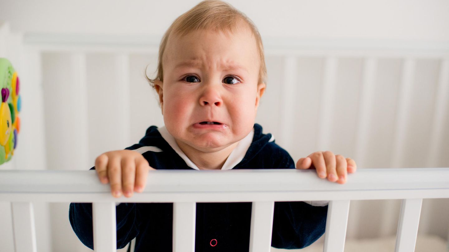 Brabbeln, krabbeln - und leider auch fremdeln  Das Baby ist bald ein Kleinkind. Es robbt und krabbelt bereits. Die U6, die Einjahresuntersuchung, naht. Der Kinderarzt schaut nun abermals, wie gut das Sprössling seinen Körper beherrscht. Es sollte jetzt mit gestreckten Beinen und geradem Rücken frei sitzen können. Viele Kinder können sich in diesem Alter bereits alleine in den Stand hochziehen und sich an den Möbeln entlanghangeln. Manche stehen sogar kurz, ohne sich festzuhalten, einige wenige laufen sogar schon einige Schritte. Der Arzt probiert auch aus, ob das Kind mit Daumen und Zeigefinger gezielt nach Gegenständen greifen kann. Wenn ja, dann kann es den Pinzettengriff ausüben.  Was Tante und Onkel nicht mehr begeistern wird: Das Baby mag vielleicht nicht mehr auf den Arm von jedem, es fremdelt. Einjährige tun das häufiger. Deshalb unterhält sich der Arzt mit den Eltern über Trennungsängste. Außerdem fragt er, wie sich das Kind sprachlich entwickelt und wie es sich im Alltag verhält. Reagiert es zum Beispiel nicht auf leise Geräusche, hört es schlecht. Der Arzt wird eine Hörprüfung empfehlen. Sieht das Kind schlecht oder schielt es, schickt er es zum Augenarzt.