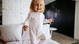 Putzmunter im Kindergarten  Auf einem Bein für fünf bis zehn Sekunden stehen - für ein vierjähriges Kind ist das meist eine leichte Übung. Auf den Zehenspitzen und auf den Fersen vor und zurückgehen? Kein Problem. Manche Kinder können sogar schon auf einem Bein hüpfen. Der Kinderarzt untersucht das Kind von Kopf bis Fuß, auch die Organe, die Zähne und den Kiefer. Er prüft, wie kräftig die Muskeln sind und ob er die Muskelreflexe an Armen und Beinen auf beiden Seiten auslösen kann. Wichtig ist auch zu prüfen, ob die Wirbelsäule gerade ist. Bei der U8 misst er auch den Blutdruck und analysiert den Urin. So kann er mögliche Entzündungen oder Organstörungen wie etwa Nierenerkrankungen oder Diabetes rechtzeitig erkennen. Anschließend testet er, wie gut das Kind sehen und hören kann. Dafür muss er jetzt nicht mehr Gegenstände pendeln oder mit Papier rascheln. Er kann es genau messen mit Sehtafeln, Sehtestgeräten und speziellen Messinstrumenten für das Hören.