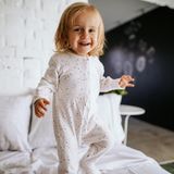 Putzmunter im Kindergarten  Auf einem Bein für fünf bis zehn Sekunden stehen - für ein vierjähriges Kind ist das meist eine leichte Übung. Auf den Zehenspitzen und auf den Fersen vor und zurückgehen? Kein Problem. Manche Kinder können sogar schon auf einem Bein hüpfen. Der Kinderarzt untersucht das Kind von Kopf bis Fuß, auch die Organe, die Zähne und den Kiefer. Er prüft, wie kräftig die Muskeln sind und ob er die Muskelreflexe an Armen und Beinen auf beiden Seiten auslösen kann. Wichtig ist auch zu prüfen, ob die Wirbelsäule gerade ist. Bei der U8 misst er auch den Blutdruck und analysiert den Urin. So kann er mögliche Entzündungen oder Organstörungen wie etwa Nierenerkrankungen oder Diabetes rechtzeitig erkennen. Anschließend testet er, wie gut das Kind sehen und hören kann. Dafür muss er jetzt nicht mehr Gegenstände pendeln oder mit Papier rascheln. Er kann es genau messen mit Sehtafeln, Sehtestgeräten und speziellen Messinstrumenten für das Hören.