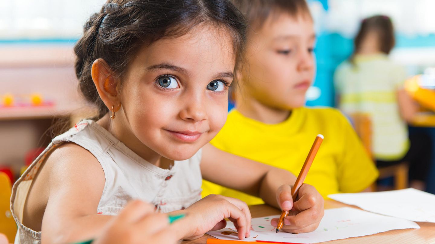 Reif für die Schule?  Endlich ein Schulkind sein - das fünfjährige Kind wünscht sich das sicher. Während der U9 untersucht der Kinderarzt, ob es diesen Schritt gut schaffen kann oder ob es noch Unterstützung benötigt, um dieses Ziel zu erreichen, etwa bei der Sprache oder der Motorik. Der Arzt erkundigt sich bei den Eltern, ob ihr Nachwuchs in letzter Zeit krank war. Er fragt, ob das Kind gut sprechen kann, ob es manchmal Atemprobleme hat oder ob es irgendwie ungeschickt oder auffällig ist. Anschließend horcht er Herz und Lungen ab. Dann testet er, wie gut das Kind sieht und hört.  Wie bei allen Früherkennungsuntersuchungen misst der Arzt erneut, wie groß das Kind ist, welchen Umfang sein Kopf hat und wie viel es wiegt. Er misst auch wieder seinen Blutdruck, analysiert den Urin und schaut sich das Skelett sorgfältig an. Außerdem erinnert der Arzt daran, die Impfungen gegen Diphtherie, Tetanus und Keuchhusten, wenn nötig, auffrischen zu lassen und dem Kind eine Kinder-Zahnpasta mit Fluorid zu geben.  Hüpfen, zeichnen und erzählen  Der Kinderarzt schaut sich an, wie kräftig das Kind ist, wie es sich bewegt und seine Füße hält. Normalerweise hüpft es jetzt mehrmals sicher auf einem Bein. Es kann auf einer Linie sicher vorwärts und rückwärts balancieren. Es fängt einen Ball mit beiden Händen. Der Arzt lässt es außerdem Kreise, Dreiecke und Quadrate zeichnen und sich selbst gemalte Bilder zeigen.  Der Arzt zeigt dem Kind auch Zeichnungen oder Fotos und lässt es einzelne Details benennen. Fällt ihm dabei auf, dass sich das Kind sprachlich verzögert entwickelt, wird er den Eltern empfehlen, ihren Sohn oder ihre Tochter bei einem Sprachtherapeuten anzumelden. Der Kinderarzt wird sich auch mit dem Kind unterhalten, Bilder besprechen und ihm vielleicht kleinere Aufgaben stellen: So gewinnt er einen Eindruck, wie sich das Kind sozial verhält und wie intelligent es ist.