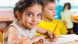 Reif für die Schule?  Endlich ein Schulkind sein - das fünfjährige Kind wünscht sich das sicher. Während der U9 untersucht der Kinderarzt, ob es diesen Schritt gut schaffen kann oder ob es noch Unterstützung benötigt, um dieses Ziel zu erreichen, etwa bei der Sprache oder der Motorik. Der Arzt erkundigt sich bei den Eltern, ob ihr Nachwuchs in letzter Zeit krank war. Er fragt, ob das Kind gut sprechen kann, ob es manchmal Atemprobleme hat oder ob es irgendwie ungeschickt oder auffällig ist. Anschließend horcht er Herz und Lungen ab. Dann testet er, wie gut das Kind sieht und hört.  Wie bei allen Früherkennungsuntersuchungen misst der Arzt erneut, wie groß das Kind ist, welchen Umfang sein Kopf hat und wie viel es wiegt. Er misst auch wieder seinen Blutdruck, analysiert den Urin und schaut sich das Skelett sorgfältig an. Außerdem erinnert der Arzt daran, die Impfungen gegen Diphtherie, Tetanus und Keuchhusten, wenn nötig, auffrischen zu lassen und dem Kind eine Kinder-Zahnpasta mit Fluorid zu geben.  Hüpfen, zeichnen und erzählen  Der Kinderarzt schaut sich an, wie kräftig das Kind ist, wie es sich bewegt und seine Füße hält. Normalerweise hüpft es jetzt mehrmals sicher auf einem Bein. Es kann auf einer Linie sicher vorwärts und rückwärts balancieren. Es fängt einen Ball mit beiden Händen. Der Arzt lässt es außerdem Kreise, Dreiecke und Quadrate zeichnen und sich selbst gemalte Bilder zeigen.  Der Arzt zeigt dem Kind auch Zeichnungen oder Fotos und lässt es einzelne Details benennen. Fällt ihm dabei auf, dass sich das Kind sprachlich verzögert entwickelt, wird er den Eltern empfehlen, ihren Sohn oder ihre Tochter bei einem Sprachtherapeuten anzumelden. Der Kinderarzt wird sich auch mit dem Kind unterhalten, Bilder besprechen und ihm vielleicht kleinere Aufgaben stellen: So gewinnt er einen Eindruck, wie sich das Kind sozial verhält und wie intelligent es ist.