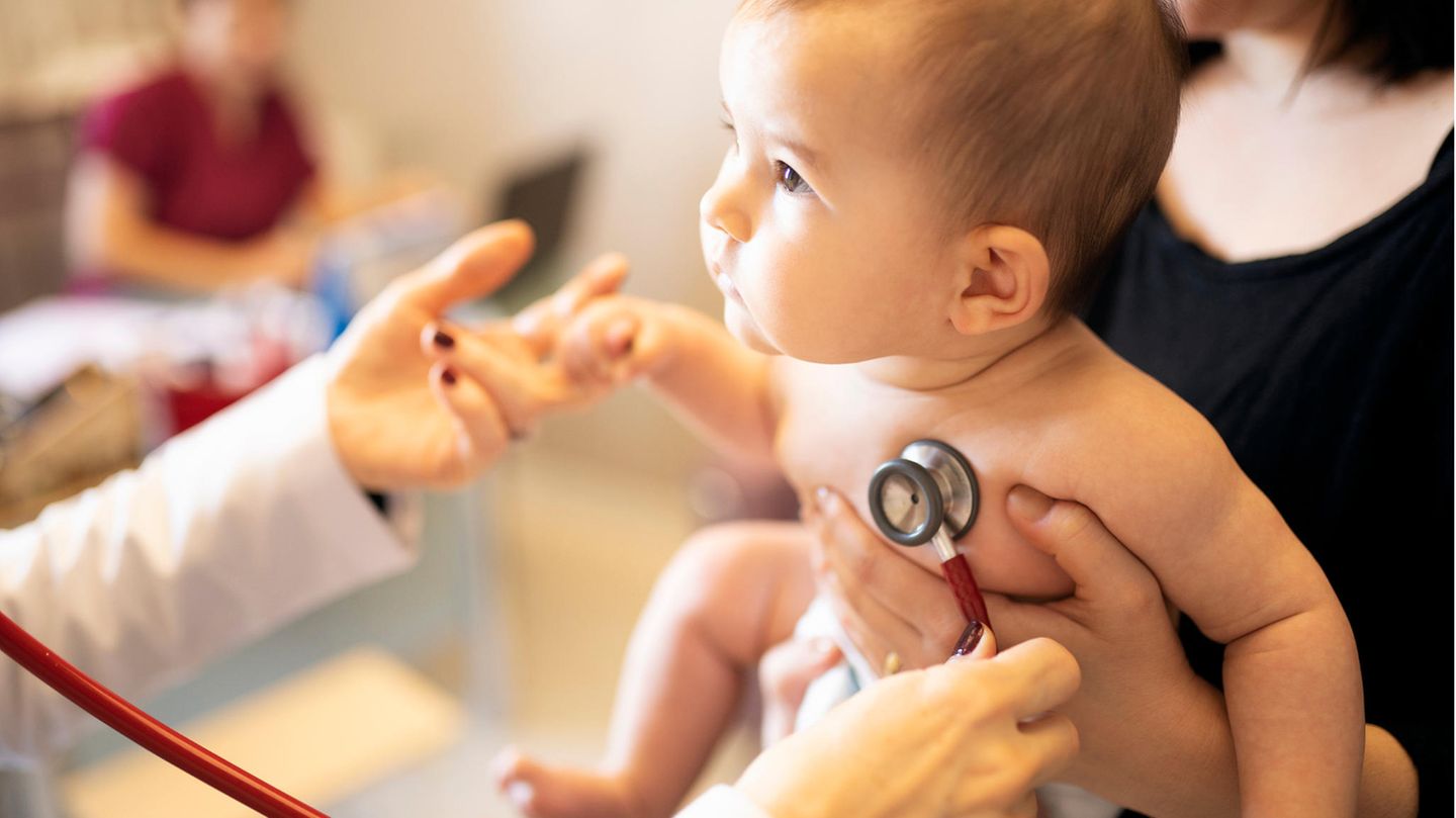U5: im 6. bis 7. Lebensmonat Das Baby hält den Kopf Das Baby wird immer beweglicher. Im sechsten bis siebten Lebensmonat führt es dem Kinderarzt vor, wie gut es seinen Körper schon beherrscht. Meist kann es sich schon selbst auf den Bauch drehen. Wenn es auf dem Bauch liegt, sollte es sich mit beiden Armen abstützen können. Es kann jetzt mit seinen Händchen zwei Finger des Arztes umfassen und sich daran hochziehen. Der Arzt wird auch prüfen, ob es seinen Kopf gut halten kann, wenn es sitzt. Und schließlich sollte es mit seinen Händen sicher Gegenstände greifen. Der Arzt beobachtet, wie der Säugling reagiert, wenn er ihn anspricht, anschaut und bestimmte Geräusche macht. Das Baby wird sich jetzt der Geräuschquelle zuwenden und den Arzt gezielt anschauen. Schielt das Kind? Das kann der Arzt mit einem Augenspiegel erkennen. Nutzen Sie jede Untersuchung, um mit dem Arzt über alles zu sprechen, was Ihnen aufgefallen ist. Er wird Sie vermutlich fragen, ob Sie dem Kind weiterhin Vitamin D geben, um eine Rachitis zu vermeiden, und Fluor, damit sich seine Zähne gut entwickeln. Und er bespricht mit Ihnen, welche weiteren Impfungen anstehen. Am Ende des sechsten Lebensmonats Ihres Kindes wird er Ihnen raten, spätestens jetzt zusätzlich zum Stillen zuzufüttern - am besten mit einem Gemüse-Kartoffel-Fleisch Brei.