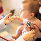 Das Baby hält den Kopf  Das Baby wird immer beweglicher. Im sechsten bis siebten Lebensmonat führt es dem Kinderarzt vor, wie gut es seinen Körper schon beherrscht. Meist kann es sich schon selbst auf den Bauch drehen. Wenn es auf dem Bauch liegt, sollte es sich mit beiden Armen abstützen können. Es kann jetzt mit seinen Händchen zwei Finger des Arztes umfassen und sich daran hochziehen. Der Arzt wird auch prüfen, ob es seinen Kopf gut halten kann, wenn es sitzt. Und schließlich sollte es mit seinen Händen sicher Gegenstände greifen. Der Arzt beobachtet, wie der Säugling reagiert, wenn er ihn anspricht, anschaut und bestimmte Geräusche macht. Das Baby wird sich jetzt der Geräuschquelle zuwenden und den Arzt gezielt anschauen. Schielt das Kind? Das kann der Arzt mit einem Augenspiegel erkennen.  Nutzen Sie jede Untersuchung, um mit dem Arzt über alles zu sprechen, was Ihnen aufgefallen ist. Er wird Sie vermutlich fragen, ob Sie dem Kind weiterhin Vitamin D geben, um eine Rachitis zu vermeiden, und Fluor, damit sich seine Zähne gut entwickeln. Und er bespricht mit Ihnen, welche weiteren Impfungen anstehen. Am Ende des sechsten Lebensmonats Ihres Kindes wird er Ihnen raten, spätestens jetzt zusätzlich zum Stillen zuzufüttern - am besten mit einem Gemüse-Kartoffel-Fleisch Brei.