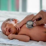 Schon zwischen dem dritten und zehnten Lebenstag ist die nächste Untersuchung fällig, die U2. Viele Eltern lassen ihr Neugeborenes gleich in der Klinik noch einmal gründlich durchchecken. Dann können Sie beruhigt nach Hause gehen. Als erstes sieht sich der Kinderarzt das nackte Baby genau an: Wie hält es den Kopf? Wie sieht seine Haut aus? Wie bewegt es sich? Wie schnell atmet es? Wie stark sind seine Muskeln angespannt? So bemerkt er krankhafte Bewegungsmuster, Atemstörungen und mögliche Fehlbildungen.  Der Arzt überprüft das Hüftgelenk  Je früher die Therapie beginnt, desto erfolgreicher verläuft sie. So lautet die Grundregel bei fehlgebildeten Hüften. Der Kinderarzt schaut sich daher genau an, ob das Hüftgelenk des Babys auffällig ist. Ist das der Fall, wird er es noch mit dem Ultraschallgerät untersuchen. Das macht er auch, wenn das Kind zu früh geboren wurde, besonders zart ist oder es in der engeren Familie Fälle von Hüftdysplasie gegeben hat. Ansonsten untersucht er die Hüften spätestens bei der U3 mit Ultraschall. Stellt er eine Fehlbildung der Hüfte fest, wird er für eine schnelle Behandlung sorgen. Das Kind muss dann wahrscheinlich eine Spreizhose tragen. Das lohnt sich: Mehr als 90 Prozent der so behandelten Kinder haben später keine Probleme mit den Hüften.  Hörtest und Blutabnahme  Außerdem sollten bei allen Neugeborenen in den ersten Lebenstagen ein apparativer Hörtest durchgeführt werden, um eine angeborene Hörstörung sofort zu erkennen und frühzeitig zu behandeln. Die Untersuchungen werden als OAE oder AABR bezeichnet, ihr Ergebnis wird im Untersuchungsheft dokumentiert. Aus der Ferse oder dem Handrücken nimmt der Arzt dem Neugeborenen schließlich ein paar Tropfen Blut ab. So kann ein Labor prüfen, ob der Stoffwechsel in Ordnung ist und die Schilddrüse richtig arbeitet. Auch hier gilt es, Stoffwechselstörungen frühzeitig zu erkennen und zu behandeln, deshalb sollte der Test möglichst früh, das heißt nach der 36. Lebensstunde, entnommen werden. Um Karies oder die Knochenkrankheit Rachitis zu vermeiden, empfiehlt der Arzt die Gabe von Vitamin D und Fluor. Außerdem verabreicht er - wie bei der U1 - Vitamin K für eine bessere Blutgerinnung.