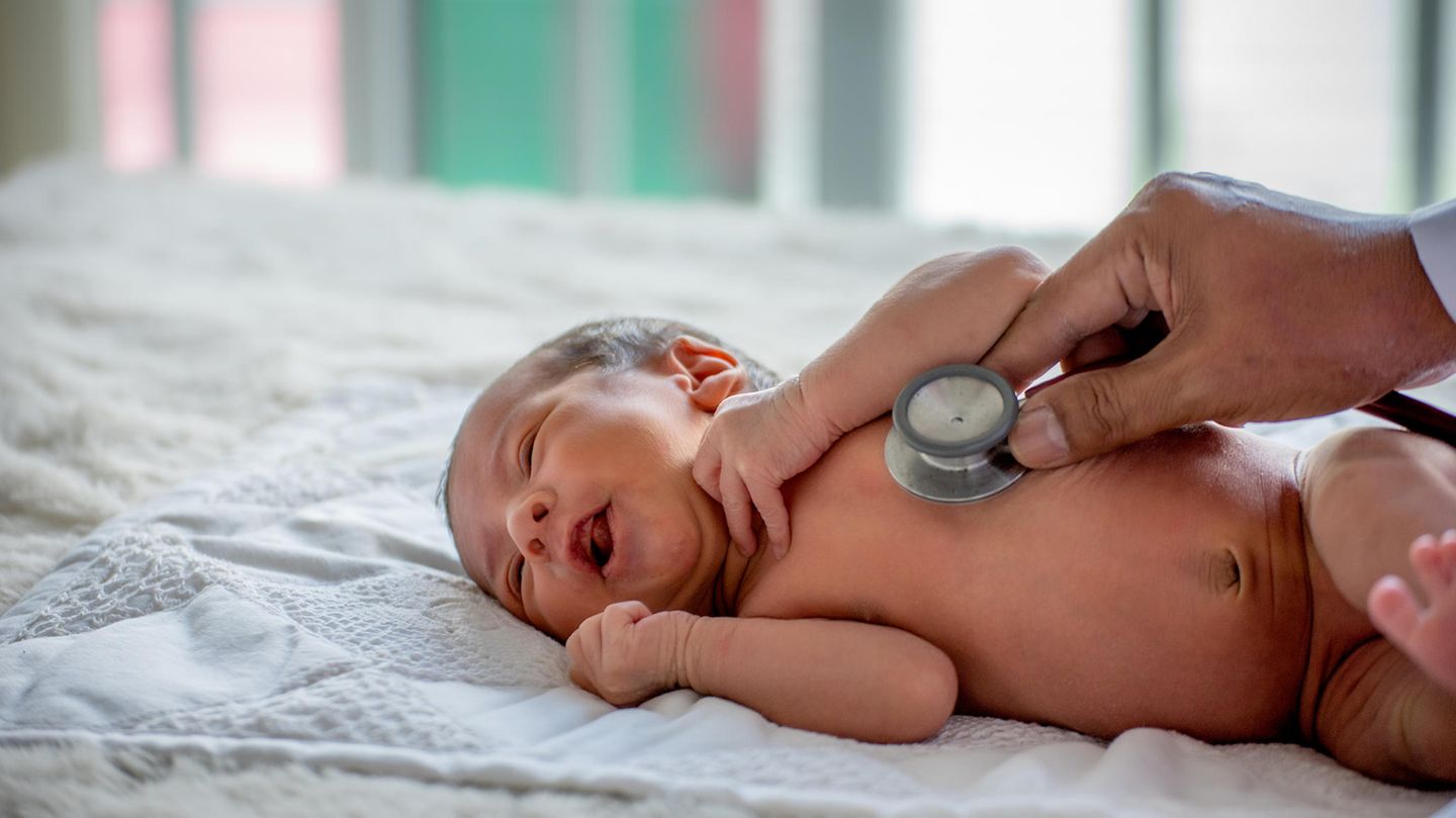 Schon zwischen dem dritten und zehnten Lebenstag ist die nächste Untersuchung fällig, die U2. Viele Eltern lassen ihr Neugeborenes gleich in der Klinik noch einmal gründlich durchchecken. Dann können Sie beruhigt nach Hause gehen. Als erstes sieht sich der Kinderarzt das nackte Baby genau an: Wie hält es den Kopf? Wie sieht seine Haut aus? Wie bewegt es sich? Wie schnell atmet es? Wie stark sind seine Muskeln angespannt? So bemerkt er krankhafte Bewegungsmuster, Atemstörungen und mögliche Fehlbildungen.  Der Arzt überprüft das Hüftgelenk  Je früher die Therapie beginnt, desto erfolgreicher verläuft sie. So lautet die Grundregel bei fehlgebildeten Hüften. Der Kinderarzt schaut sich daher genau an, ob das Hüftgelenk des Babys auffällig ist. Ist das der Fall, wird er es noch mit dem Ultraschallgerät untersuchen. Das macht er auch, wenn das Kind zu früh geboren wurde, besonders zart ist oder es in der engeren Familie Fälle von Hüftdysplasie gegeben hat. Ansonsten untersucht er die Hüften spätestens bei der U3 mit Ultraschall. Stellt er eine Fehlbildung der Hüfte fest, wird er für eine schnelle Behandlung sorgen. Das Kind muss dann wahrscheinlich eine Spreizhose tragen. Das lohnt sich: Mehr als 90 Prozent der so behandelten Kinder haben später keine Probleme mit den Hüften.  Hörtest und Blutabnahme  Außerdem sollten bei allen Neugeborenen in den ersten Lebenstagen ein apparativer Hörtest durchgeführt werden, um eine angeborene Hörstörung sofort zu erkennen und frühzeitig zu behandeln. Die Untersuchungen werden als OAE oder AABR bezeichnet, ihr Ergebnis wird im Untersuchungsheft dokumentiert. Aus der Ferse oder dem Handrücken nimmt der Arzt dem Neugeborenen schließlich ein paar Tropfen Blut ab. So kann ein Labor prüfen, ob der Stoffwechsel in Ordnung ist und die Schilddrüse richtig arbeitet. Auch hier gilt es, Stoffwechselstörungen frühzeitig zu erkennen und zu behandeln, deshalb sollte der Test möglichst früh, das heißt nach der 36. Lebensstunde, entnommen werden. Um Karies oder die Knochenkrankheit Rachitis zu vermeiden, empfiehlt der Arzt die Gabe von Vitamin D und Fluor. Außerdem verabreicht er - wie bei der U1 - Vitamin K für eine bessere Blutgerinnung.