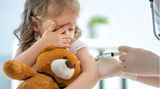 Impfungen gehören zwar nicht zu den Vorsorgeuntersuchungen, sind aber eine wichtige vorbeugende Maßnahme. Der Arzt informiert die Eltern jetzt über die Möglichkeiten, das Kind mithilfe von Impfungen vor diversen Erkrankungen zu schützen. Zu diesem Zeitpunkt sind es Wundstarrkrampf, Diphterie, Kinderlähmung, Keuchhusten, Hepatitis B, Hirnhautentzündung durch HiB, Pneumokokkeninfektionen und Brechdurchfall, der durch Rotaviren verursacht wird. Diese ersten Impfungen sollten im Alter von zwei Monaten erfolgen, die erste Auffrischimpfung kann dann im Alter von drei Monaten, zum Beispiel bei der U4, erfolgen.