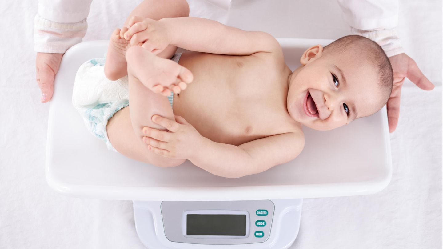 Das Baby ist nun vier bis fünf Wochen alt. Nun kann es einen Kinderarzt oder eine Kinderärztin in der Praxis kennenlernen. Beim ersten Mal spricht der Arzt ausführlich mit den Eltern. Er fragt, auf welche Weise und wie viel das Kind trinkt, wie es schläft, ob es häufig schreit oder ob es Blähungen hat. Außerdem will er wissen, ob das Kind Vitamin D und Fluor bekommt. Auch bei dieser Untersuchung - der U3 - misst der Arzt Körpergröße, Gewicht und Kopfumfang des Babys. So prüft er, ob es wächst und gedeiht. Er horcht noch einmal, ob Herz und Lungen einwandfrei arbeiten. Und er löst die angeborenen Reflexe aus.  Genauer Blick auf Augen, Ohren und Hüften  Eltern haben es längst beobachtet: Das Baby schaut manchmal seine Händchen an und erwidert auch schon mal ihr Lächeln. Der Kinderarzt vergewissert sich jetzt, dass es auch schon einen Gegenstand mit den Augen fixieren und verfolgen kann. Mit einem sogenannten Augenspiegel leuchtet er zudem in die Augen des Kindes, um einen Schielfehler oder eine Trübung der Linse frühzeitig zu entdecken. Der Arzt will auch sicher sein, dass das Kind hört. Er prüft, ob der Hörtest durchgeführt wurde und ob eventuell eine Kontrolle notwendig ist. Meistens bekommen Eltern auch einen Fragebogen, mit dessen Hilfe sie zuhause das Hörvermögen ihres Kindes in den nächsten Monaten und Jahren prüfen können.