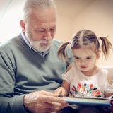 Aus Wörtern werden Sätze  Schon wieder ist ein Jahr vergangen. Das Kind läuft jetzt sicher und spricht ein wenig. Zeit für die U7, die Zweijahresuntersuchung. Der Kinderarzt will genau wissen, wie sich das Kind entwickelt: Wie bewegt es sich? Wie und was isst und trinkt es? Hatte es schon mal einen Fieberkrampf? Wie und was spielt es? Wie gut spricht es? Gibt es Auffälligkeiten oder Probleme? Anschließend untersucht er das Kleinkind gründlich. Er schaut sich dabei auch seine Milchzähne an. Dabei empfiehlt er, die Zähne regelmäßig zu putzen, und zwar mit einer fluoridhaltigen Zahnpasta. Sie schützt vor Karies. Der Arzt wird auch dazu raten, weiterhin Vitamin D zu geben, um Rachitis vorzubeugen.   Laufen, sprechen und verstehen  Der Kinderarzt achtet auch darauf, ob das Becken des Zweijährigen gerade steht und ob seine Füße, Beine und die Wirbelsäule unauffällig sind. Er testet, ob das Kind ohne Probleme vor- und rückwärts gehen kann. Er bittet es, sich aus der Hocke freihändig aufzurichten. Und er lässt es schnell laufen und Treppen steigen. Den Arzt interessiert auch, wie gut das Kind schon sprechen kann. Zweijährige können normalerweise Zwei-Wort-Sätze bilden wie zum Beispiel "Papa weg" oder "Teddy traurig". Sie kennen mehr als zehn Wörter und können bekannte Gegenstände benennen. Und sie sollten einfache Anweisungen verstehen. All das entlockt der Arzt dem Kind - wenn es nicht gerade trotzt. Wichtig ist daher auch, wie die Eltern das Sprachvermögen ihres Kindes einschätzen.