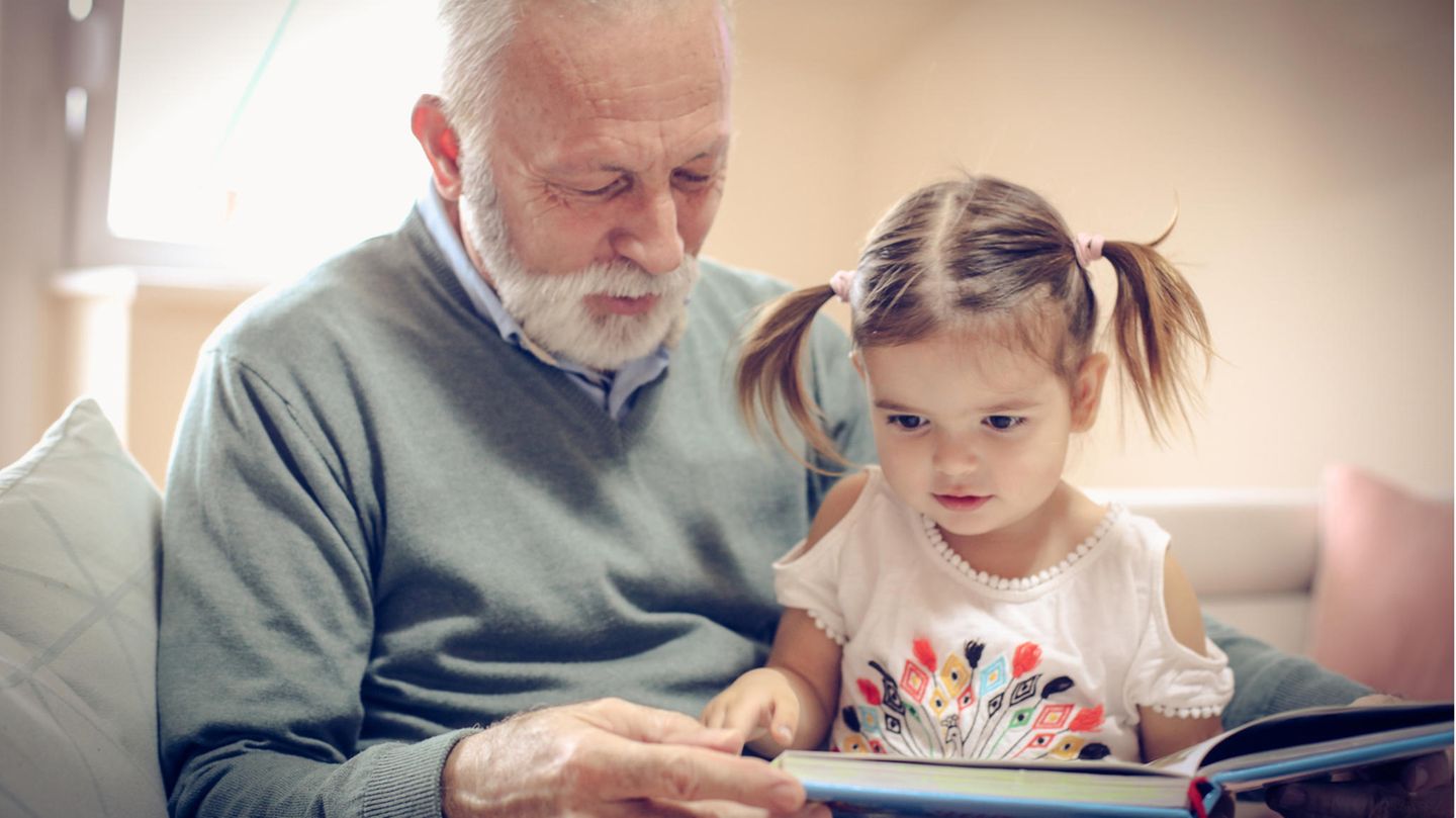Aus Wörtern werden Sätze  Schon wieder ist ein Jahr vergangen. Das Kind läuft jetzt sicher und spricht ein wenig. Zeit für die U7, die Zweijahresuntersuchung. Der Kinderarzt will genau wissen, wie sich das Kind entwickelt: Wie bewegt es sich? Wie und was isst und trinkt es? Hatte es schon mal einen Fieberkrampf? Wie und was spielt es? Wie gut spricht es? Gibt es Auffälligkeiten oder Probleme? Anschließend untersucht er das Kleinkind gründlich. Er schaut sich dabei auch seine Milchzähne an. Dabei empfiehlt er, die Zähne regelmäßig zu putzen, und zwar mit einer fluoridhaltigen Zahnpasta. Sie schützt vor Karies. Der Arzt wird auch dazu raten, weiterhin Vitamin D zu geben, um Rachitis vorzubeugen.   Laufen, sprechen und verstehen  Der Kinderarzt achtet auch darauf, ob das Becken des Zweijährigen gerade steht und ob seine Füße, Beine und die Wirbelsäule unauffällig sind. Er testet, ob das Kind ohne Probleme vor- und rückwärts gehen kann. Er bittet es, sich aus der Hocke freihändig aufzurichten. Und er lässt es schnell laufen und Treppen steigen. Den Arzt interessiert auch, wie gut das Kind schon sprechen kann. Zweijährige können normalerweise Zwei-Wort-Sätze bilden wie zum Beispiel "Papa weg" oder "Teddy traurig". Sie kennen mehr als zehn Wörter und können bekannte Gegenstände benennen. Und sie sollten einfache Anweisungen verstehen. All das entlockt der Arzt dem Kind - wenn es nicht gerade trotzt. Wichtig ist daher auch, wie die Eltern das Sprachvermögen ihres Kindes einschätzen.