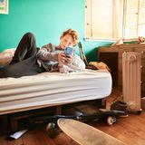 Pubertät - eine turbulente Zeit  Das Kind ist jetzt kein Kind mehr, sondern schon ein Jugendlicher oder eine Jugendliche. Die J1 trägt daher den sperrigen Namen Jugendgesundheitsuntersuchung. Sie bietet dem Heranwachsenden die Chance, alle Fragen zu stellen, die ihm auf dem Herzen liegen. Deshalb spricht der Arzt zunächst mit dem Jugendlichen allein, das Gespräch mit den Eltern findet dann nach der Untersuchung statt. Mädchen lassen sich in diesem Alter lieber von Ärztinnen untersuchen, Jungs von Ärzten. Der Check beginnt wie alle Vorsorgeuntersuchungen. Zum letzten Mal notiert der Kinder- und Jugendarzt Größe und Gewicht in das gelbe Buch. Er misst den Blutdruck. Er kontrolliert, ob Impfungen fällig sind. Er analysiert das Blut und den Urin des Teenagers. Außerdem horcht er Herz und Lungen ab. Und er testet, ob der oder die Jugendliche gut hört und sieht.  Während der Untersuchung schätzt der Arzt ab, wie weit die Pubertät fortgeschritten ist. Und erklärt dem Mädchen oder Jungen, was gerade mit seinem Körper passiert. Er prüft, ob Wachstumsschübe zu Haltungsfehlern geführt haben oder führen könnten, spricht über mögliche Hautprobleme und achtet auf Zeichen chronischer Krankheiten. So können zum Beispiel Atemprobleme auf Herz- oder Lungenkrankheiten hinweisen.