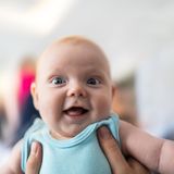 Hände als Stütze, Köpfchen hoch  Das Baby hat sich rasant entwickelt. Es ist jetzt schon drei oder vier Monate alt - Zeit für die U4. Diesmal fühlt der Kinderarzt, ob die Fontanelle am Kopf groß genug ist, sodass der Schädel weiter wachsen kann. Er testet auch aus, wie gut der Säugling hört und sieht. Reagiert er, wenn der Arzt rasselt oder Papier knäuelt? Verfolgt er Gegenstände mit dem Auge? Auf seine Art verständigt sich das Baby schon. Es schaut den Arzt an, wenn er es anspricht. Und es brabbelt dabei. So sollte es jedenfalls sein. Der Kinderarzt beobachtet auch, wie gut das Baby seinen Kopf halten kann, wenn es sich an beiden Händen hochzieht. Und er schaut, wie genau es seine Hände zum Mund oder zueinander führt.  Säuglinge nehmen in den ersten Monaten Woche für Woche 150 bis 200 Gramm zu. Sie sind also schon ziemlich schwer. Bei ausreichender Gewichtszunahme können Mütter ihr Kind bis zu Ende des sechsten Monats voll stillen. Das ist die beste Nahrung für das Baby. Säuglinge, die nicht gestillt werden können, sollten im ersten Lebensjahr eine dem Alter entsprechende Pulvermilch bekommen. Der Arzt wird die Eltern darüber informieren, dass es nach neuesten Erkenntnissen sinnvoll sein kann, ab dem vollendeten vierten Monat mit der Beikost zu beginnen, um möglicherweise Allergien vorzubeugen.