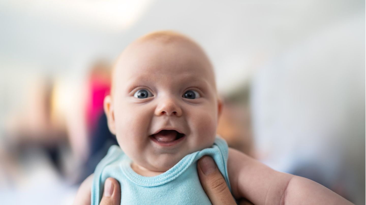 U4: im 3. bis 4. Lebensmonat Hände als Stütze, Köpfchen hoch Das Baby hat sich rasant entwickelt. Es ist jetzt schon drei oder vier Monate alt - Zeit für die U4. Diesmal fühlt der Kinderarzt, ob die Fontanelle am Kopf groß genug ist, sodass der Schädel weiter wachsen kann. Er testet auch aus, wie gut der Säugling hört und sieht. Reagiert er, wenn der Arzt rasselt oder Papier knäuelt? Verfolgt er Gegenstände mit dem Auge? Auf seine Art verständigt sich das Baby schon. Es schaut den Arzt an, wenn er es anspricht. Und es brabbelt dabei. So sollte es jedenfalls sein. Der Kinderarzt beobachtet auch, wie gut das Baby seinen Kopf halten kann, wenn es sich an beiden Händen hochzieht. Und er schaut, wie genau es seine Hände zum Mund oder zueinander führt. Säuglinge nehmen in den ersten Monaten Woche für Woche 150 bis 200 Gramm zu. Sie sind also schon ziemlich schwer. Bei ausreichender Gewichtszunahme können Mütter ihr Kind bis zu Ende des sechsten Monats voll stillen. Das ist die beste Nahrung für das Baby. Säuglinge, die nicht gestillt werden können, sollten im ersten Lebensjahr eine dem Alter entsprechende Pulvermilch bekommen. Der Arzt wird die Eltern darüber informieren, dass es nach neuesten Erkenntnissen sinnvoll sein kann, ab dem vollendeten vierten Monat mit der Beikost zu beginnen, um möglicherweise Allergien vorzubeugen.