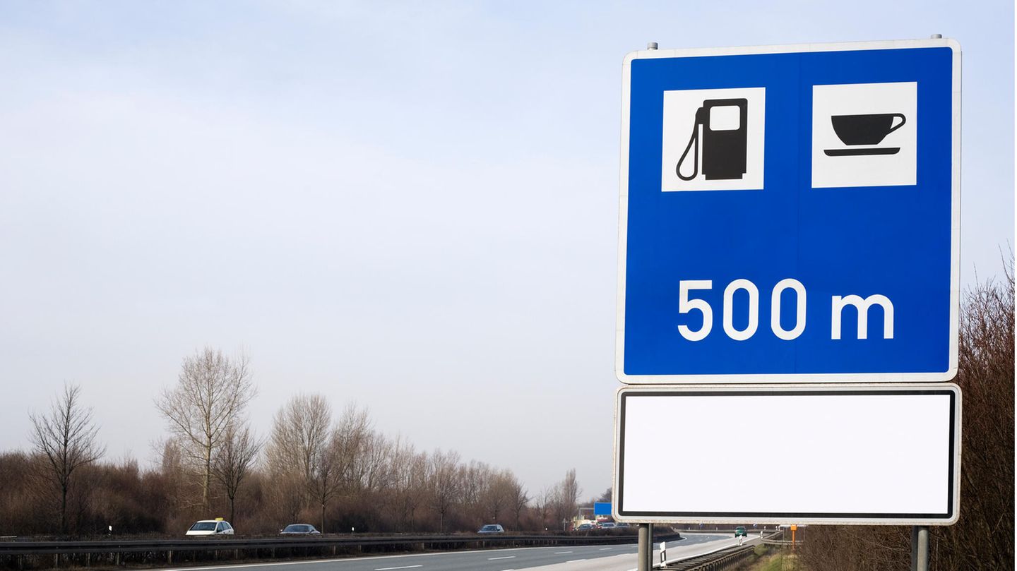 Familie vergisst Sohn auf Rastplatz. Bielefelder Autobahnpolizei sammelt ihn ein.