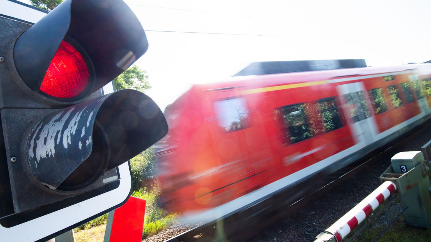 Rote Lichtzeichen mit Zug