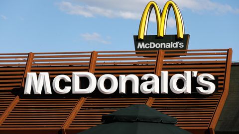 Eine Frau aus Russland sah sich gezwungen, aufgrund einer Werbung von McDonald's ihr Fasten zu brechen