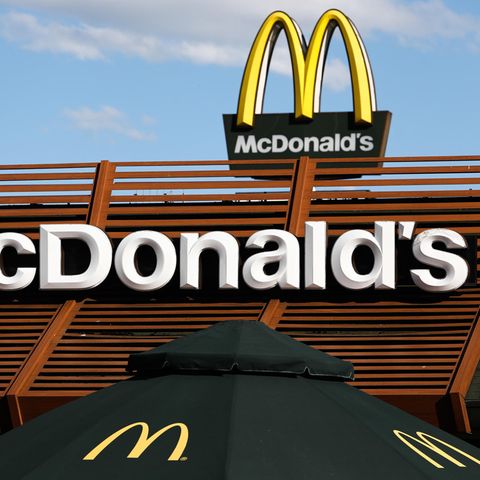 Eine Frau aus Russland sah sich gezwungen, aufgrund einer Werbung von McDonald's ihr Fasten zu brechen