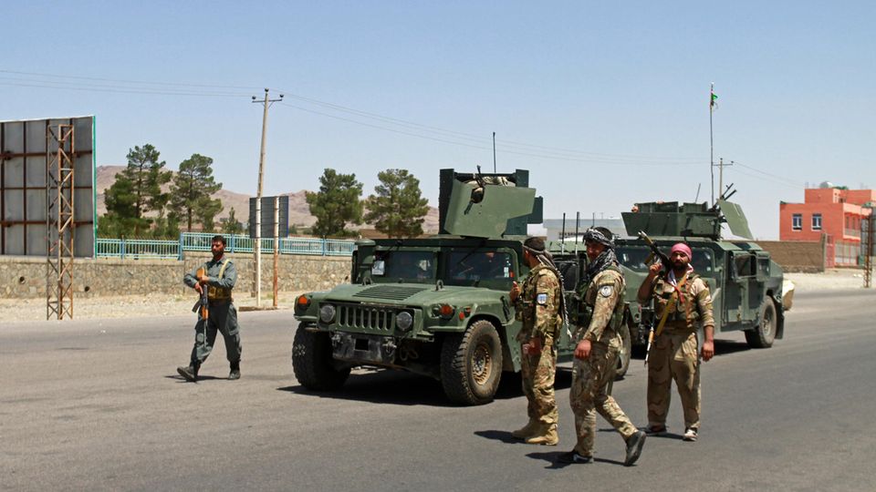 Afghanischen Sicherheitskräften patrouillieren am Stadtrand von Herat