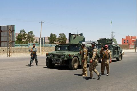 Afghanischen Sicherheitskräften patrouillieren am Stadtrand von Herat