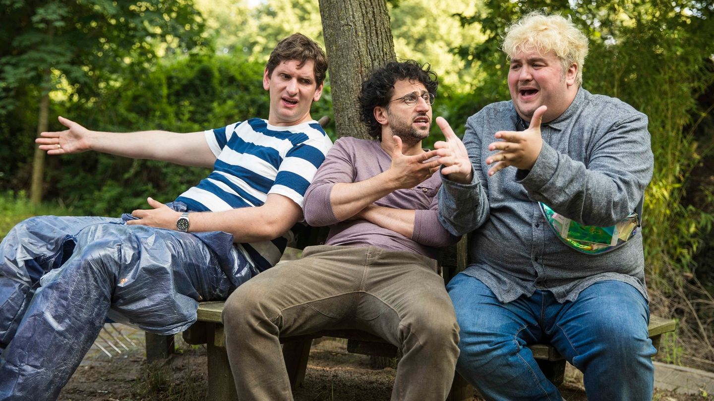 Die Serie punktet vor allem mit frischen Gesichtern. Viele der Schauspieler sind bislang im deutschen Fernsehen noch nicht übermäßig präsent, darunter Sebastian Schwarz, Serkan Kaya und Daniel Zillmann, (v.l.). Was ebenfalls zur Natürlichkeit und Spotaneität der Geschichte beiträgt: Die Darsteller kannten zu Beginn der Dreharbeiten noch nicht den Verlauf der Geschichte - sodass sie vor laufender Kamera improvisieren mussten. Die Dialoge wirken dadurch so real wie ein echter Elternabend.  "Andere Eltern" läuft ab Dienstag, 10. August 2021, 23.15 Uhr auf ZDFneo. Ab Mittwoch sind sämtliche Folgen in der ZDF-Mediathek abrufbar.