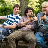 Die Serie punktet vor allem mit frischen Gesichtern. Viele der Schauspieler sind bislang im deutschen Fernsehen noch nicht übermäßig präsent, darunter Sebastian Schwarz, Serkan Kaya und Daniel Zillmann, (v.l.). Was ebenfalls zur Natürlichkeit und Spotaneität der Geschichte beiträgt: Die Darsteller kannten zu Beginn der Dreharbeiten noch nicht den Verlauf der Geschichte - sodass sie vor laufender Kamera improvisieren mussten. Die Dialoge wirken dadurch so real wie ein echter Elternabend.  "Andere Eltern" läuft ab Dienstag, 10. August 2021, 23.15 Uhr auf ZDFneo. Ab Mittwoch sind sämtliche Folgen in der ZDF-Mediathek abrufbar.