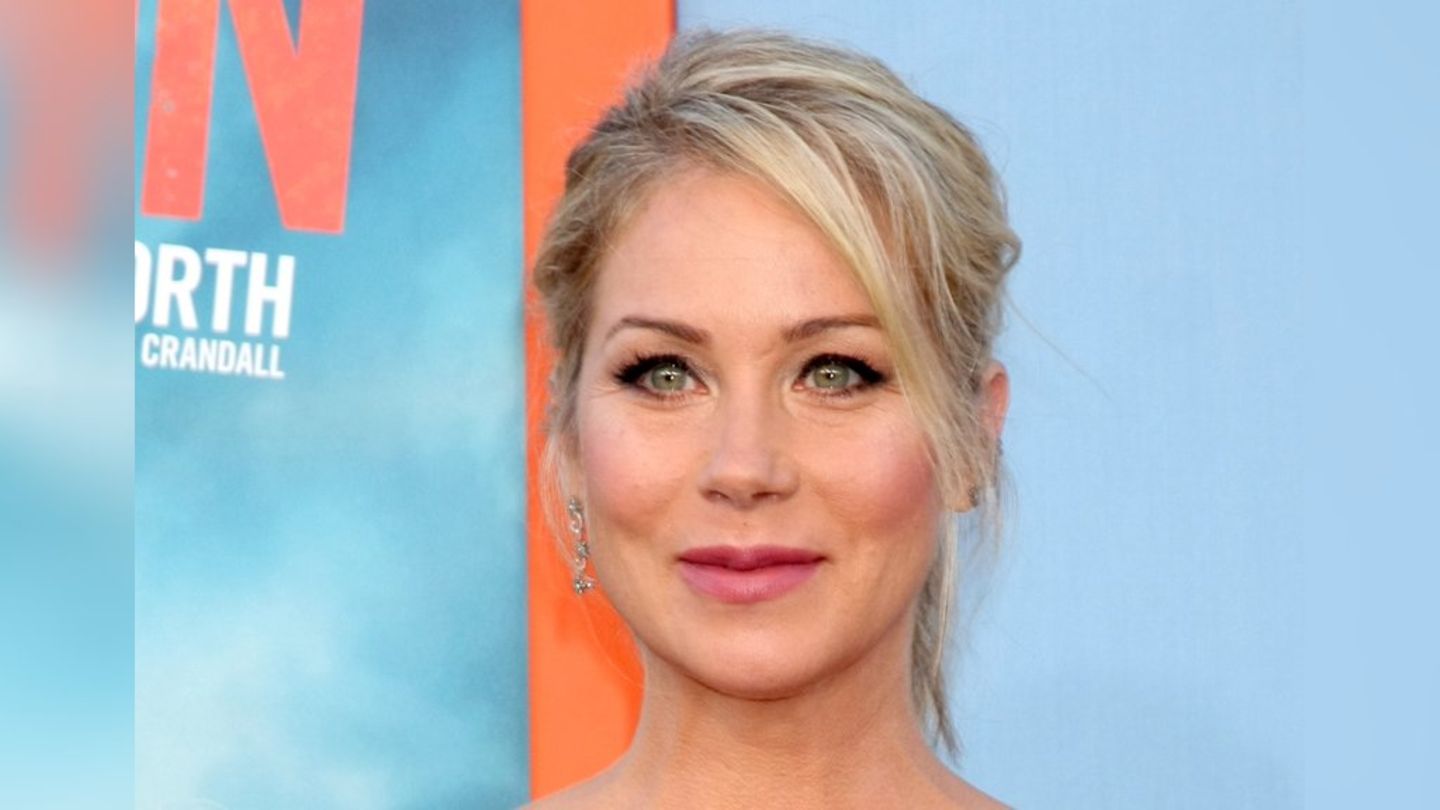 Christina Applegate: She has multiple sclerosis