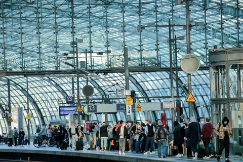 Der Streik der Lokführergewerkschaft geht weiter. Reisende müssen auch am Wochenende mit Einschränkungen im Bahnverkehr rechnen