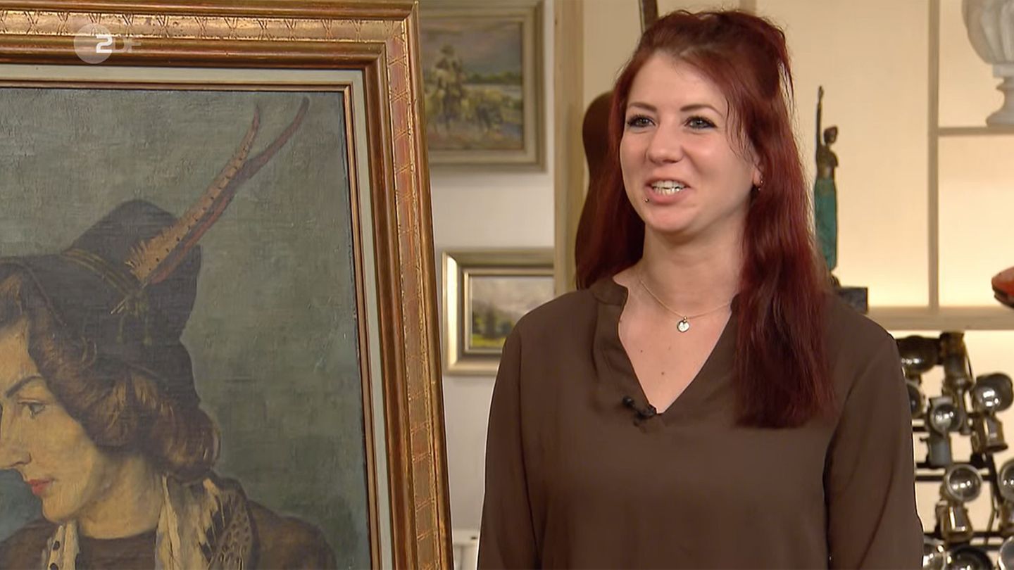 Helena Schall steht im Studio von Bares für Rares in Pulheim und lacht in die Kamera