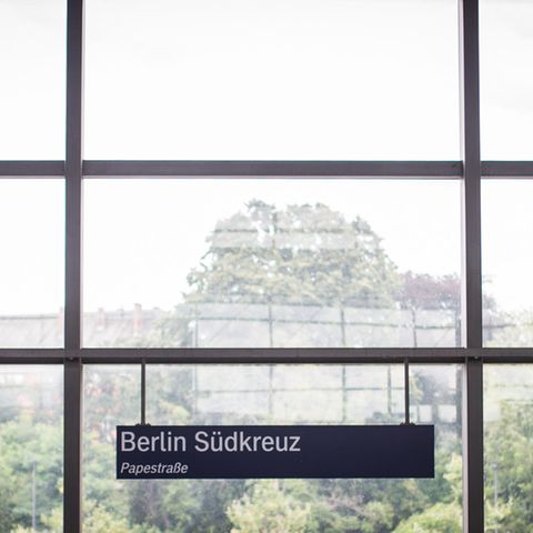 Hinweisschild Berlin Südkreuz in der Glashalle des Bahnhofs