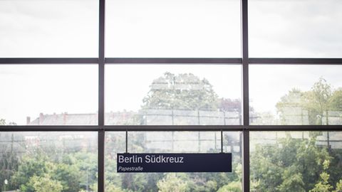 Hinweisschild Berlin Südkreuz in der Glashalle des Bahnhofs