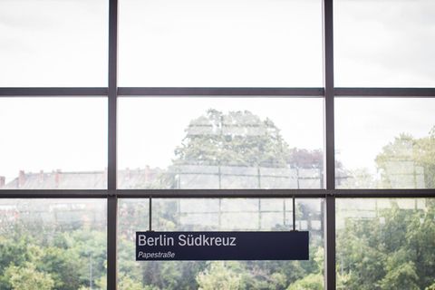 Hinweisschild Berlin Südkreuz in der Glashalle des Bahnhofs