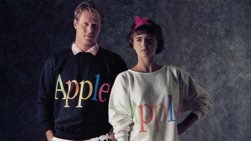 Zwei Models tragen Pullover aus der Apple-Modelinie