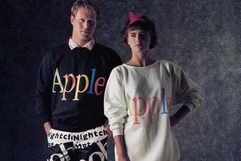 Zwei Models tragen Pullover aus der Apple-Modelinie
