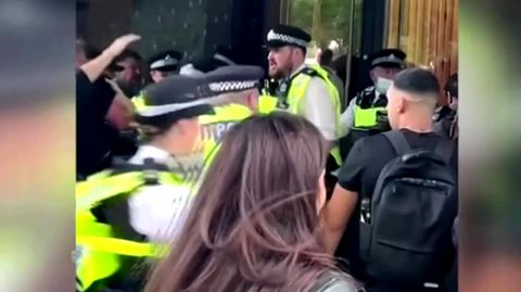 Corona-Demonstranten wollen falsches BBC-Gebäude stürmen