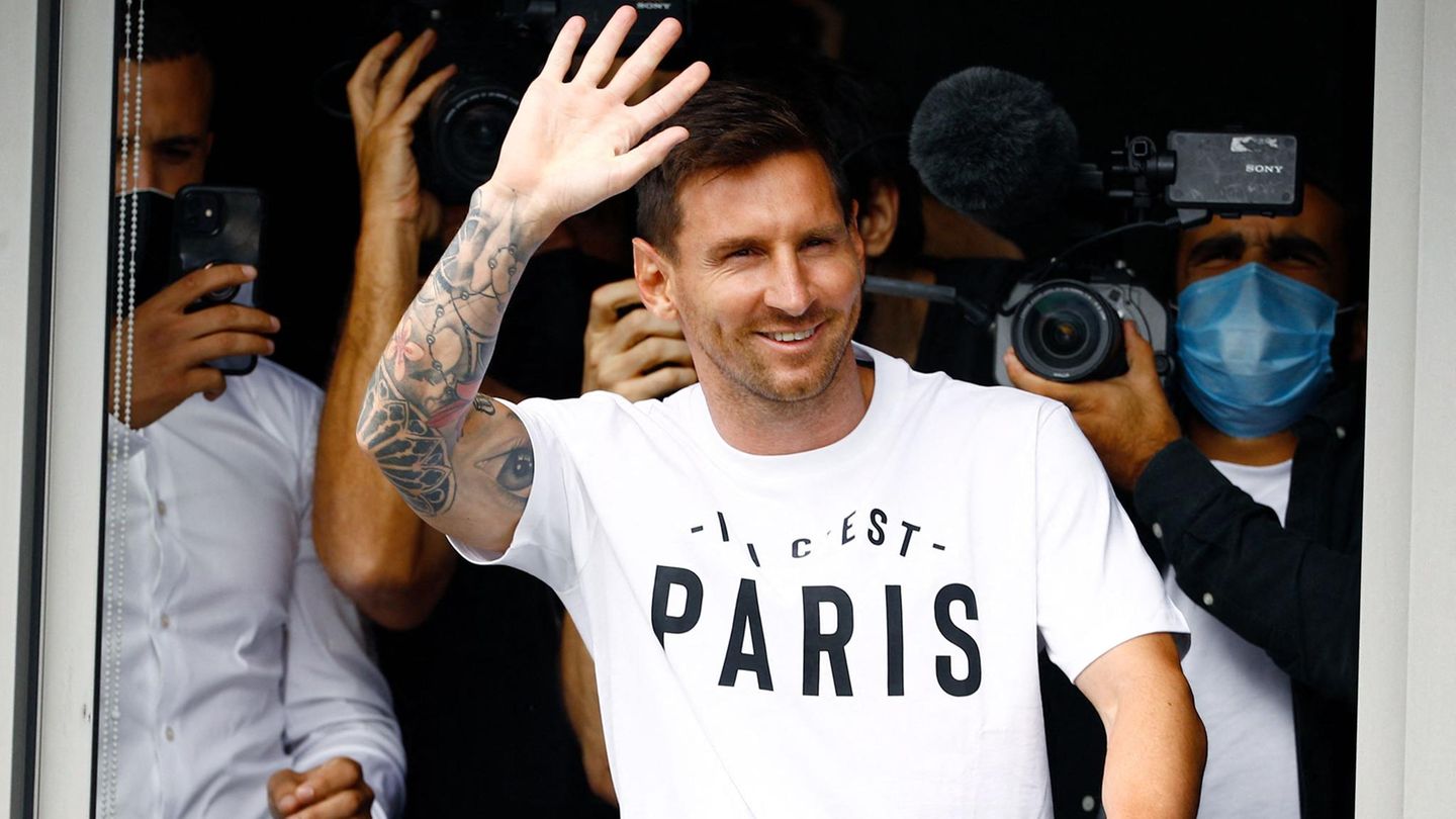 Da ist er: Lionel Messi ist mit viel Rummel und Getöse in Paris eingetroffen und winkt den Fans am Flughafen. 