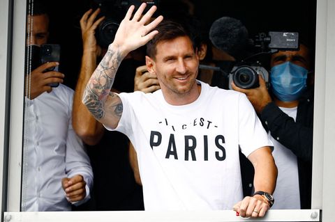 Da ist er: Lionel Messi ist mit viel Rummel und Getöse in Paris eingetroffen und winkt den Fans am Flughafen. 