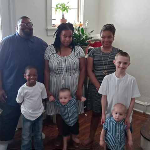 Harry Moore und seine Frau Jennifer mit der leiblichen Tochter Kourtney und den Adoptivkindern Sanchez, den Zwillingen Brayden und Trevor und Keenan