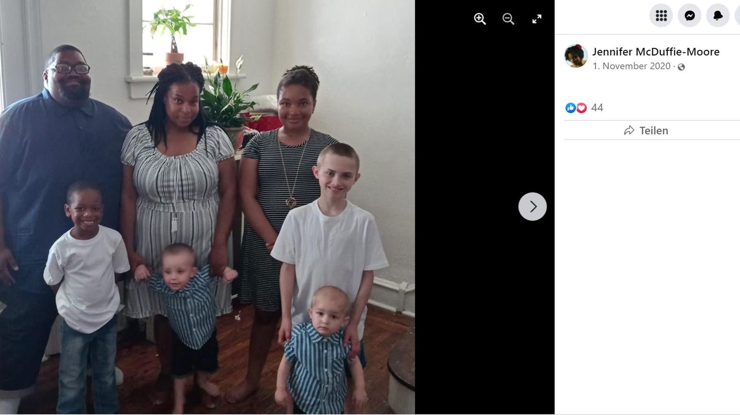 Harry Moore und seine Frau Jennifer mit der leiblichen Tochter Kourtney und den Adoptivkindern Sanchez, den Zwillingen Brayden und Trevor und Keenan