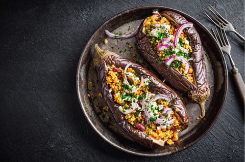 Sommerliches Rezept: Im Ofen gebackene Aubergine mit würzigem Couscous