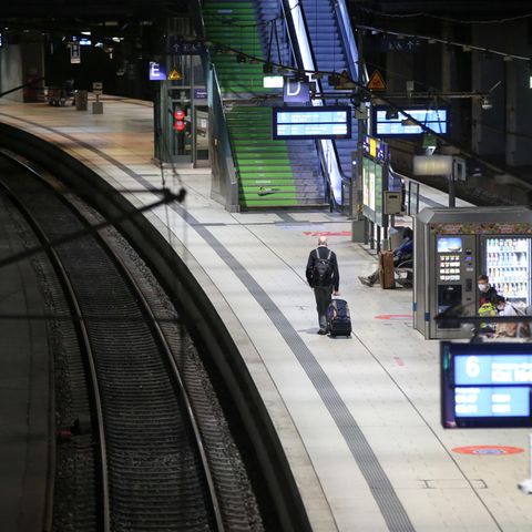 Die Deutsche Bahn streikt: Nur wenige Reisende am Hamburger Hauptbahnhof