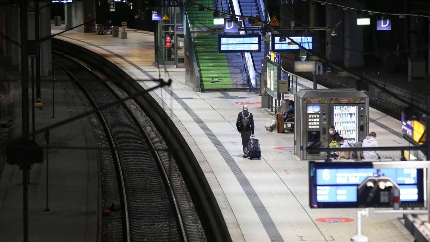 Die Deutsche Bahn streikt: Nur wenige Reisende am Hamburger Hauptbahnhof
